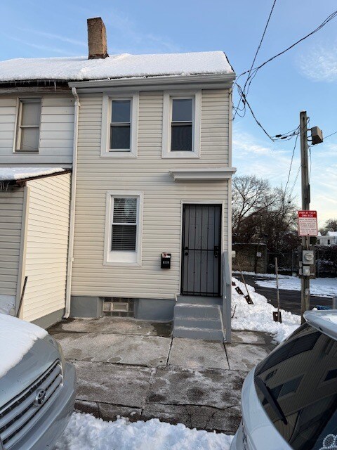 Building Photo - 182 E Sharpnack St