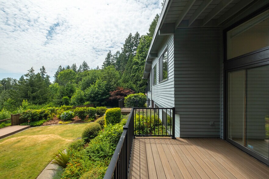 Building Photo - 639 W Lake Sammamish Pky NE