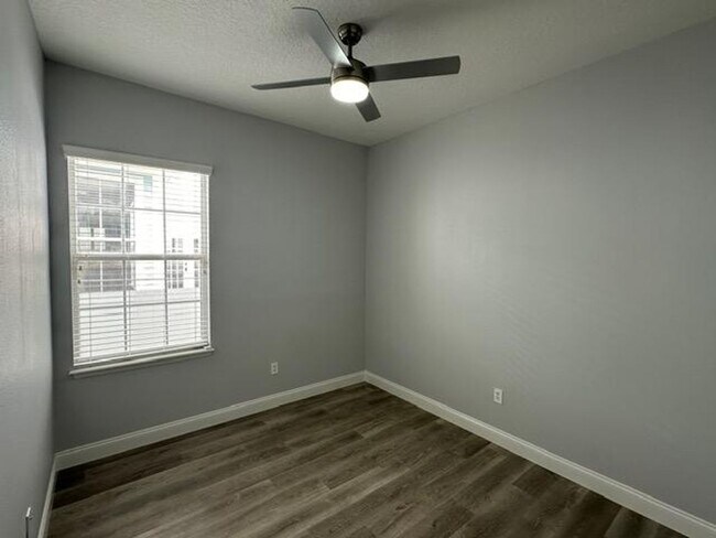 Building Photo - Completely remodeled 4 Bedroom 2 Bath sing...
