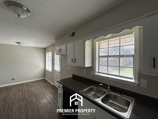 Building Photo - Charming 3 Bedroom Rental on Palgrave Lane - Open Kitchen & Fenced Yard