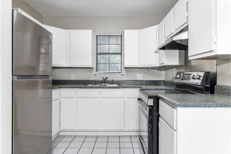Building Photo - 927 W Formosa Blvd