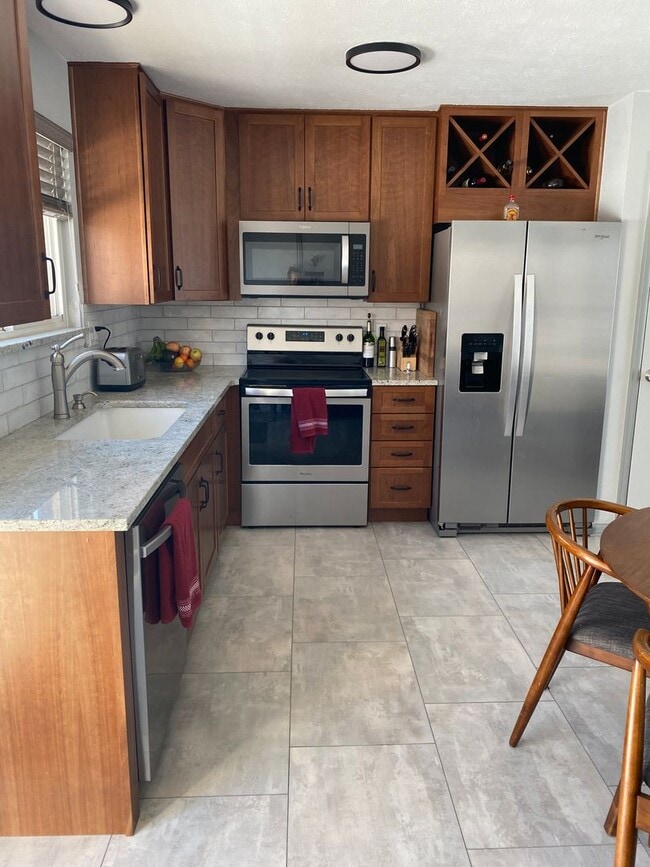 Building Photo - 1144 Maple Dr