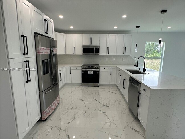 Building Photo - 1125 Milwaukee Blvd