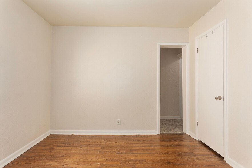 Building Photo - 9711 E 18th St S