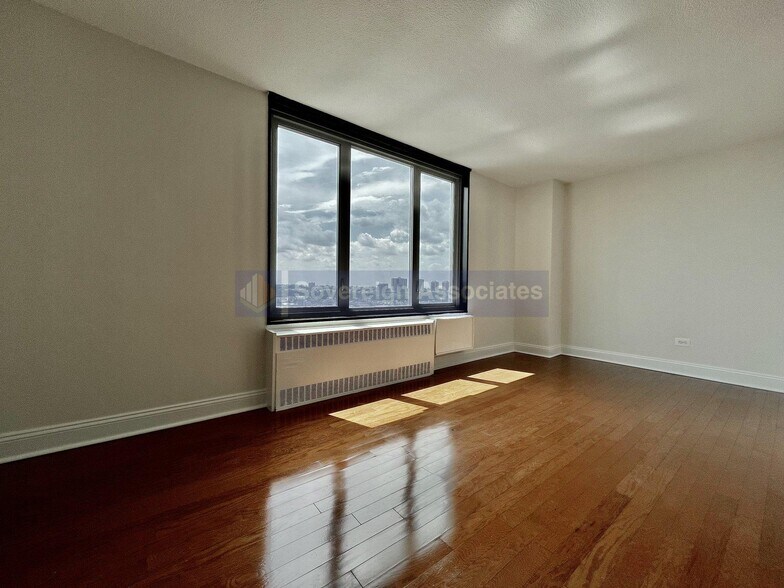 Primary Photo - 3333 Broadway
