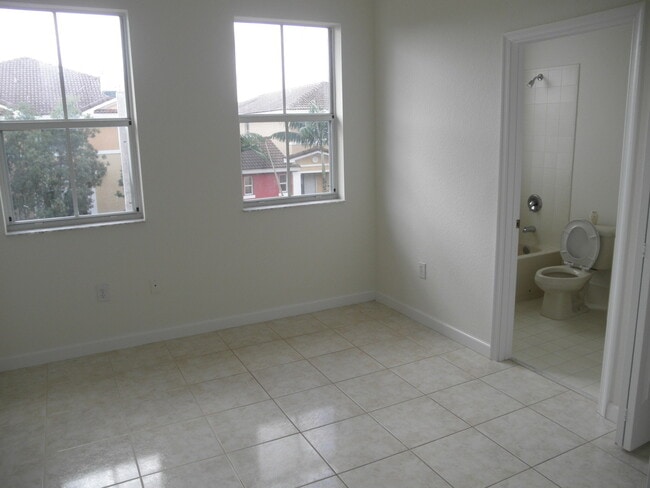 Building Photo - SHOMA TOWNHOUSES AT ROYAL PALM