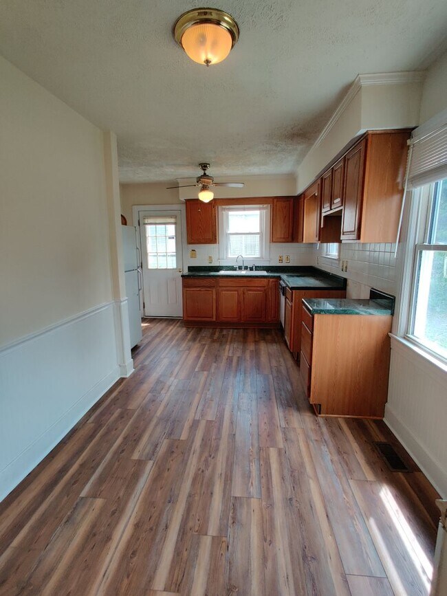Building Photo - 2 bedroom home with a garage