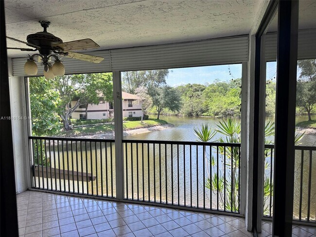Building Photo - 2526 Carambola Cir N