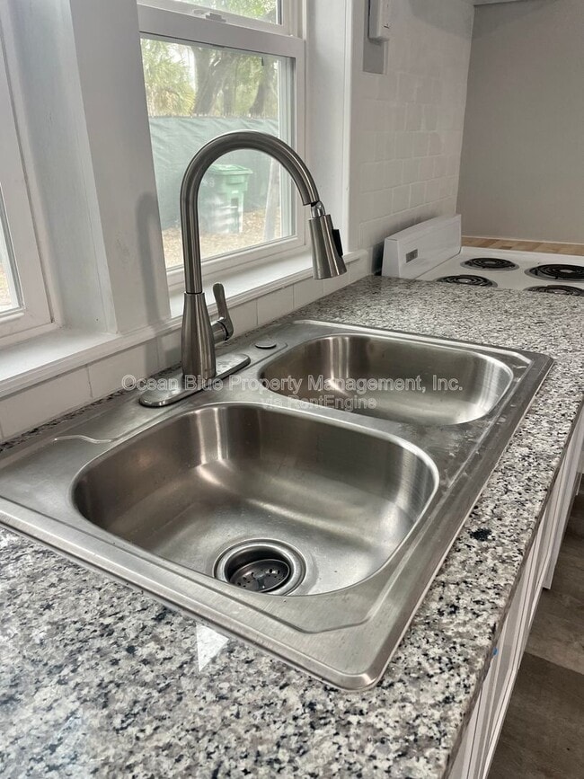 Building Photo - 2010 E Waters Ave