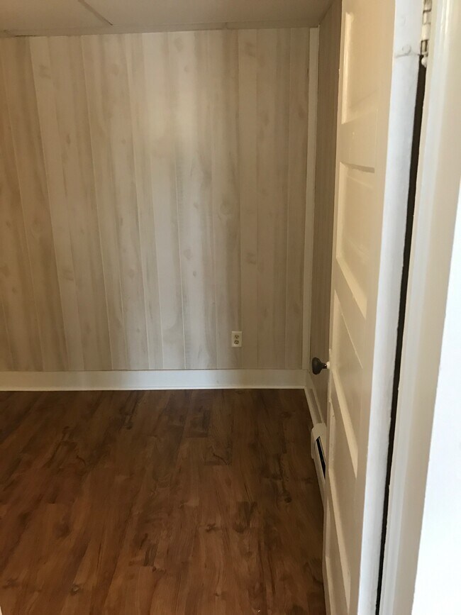 Building Photo - 6 W Shore St