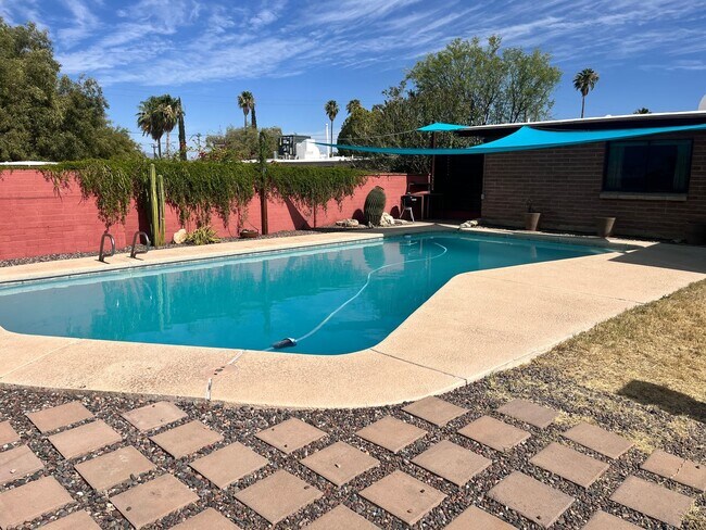 Building Photo - East- 3 bedroom/ 2 bathroom home with sparkling pool!