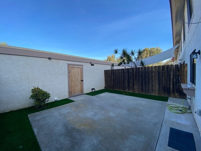 Building Photo - Stunning Townhome in Tanglewood Community