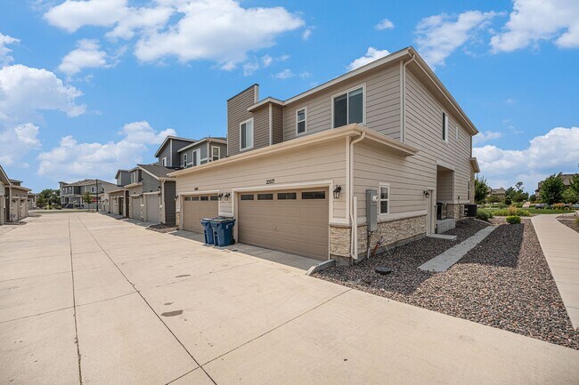 Building Photo - Spacious 3 bedroom home in the heart of Ly...