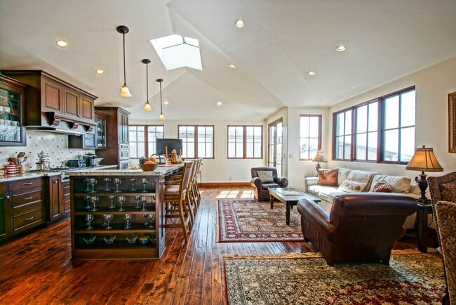 Building Photo - LUXURIOUS & FULLY FURNISHED, 2800 SQ FT WALKSTREET HOME W/ GREAT OCEAN VIEWS, LARGE DECK, 3 BALCO...