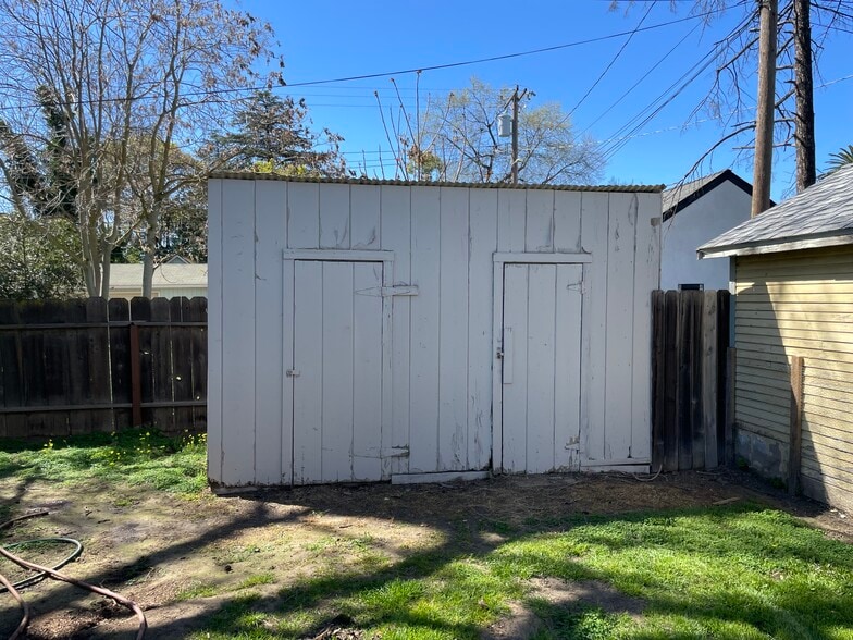 Building Photo - 721 N Church St