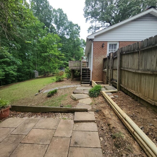 Building Photo - 3 Bedroom, 1.5 Bath Rancher in Established...