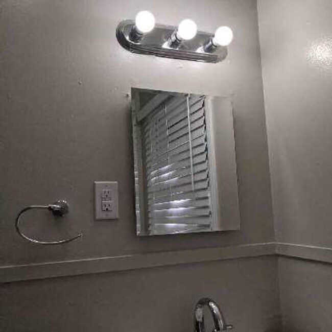 Building Photo - Brick Home 3 bed 2 bath