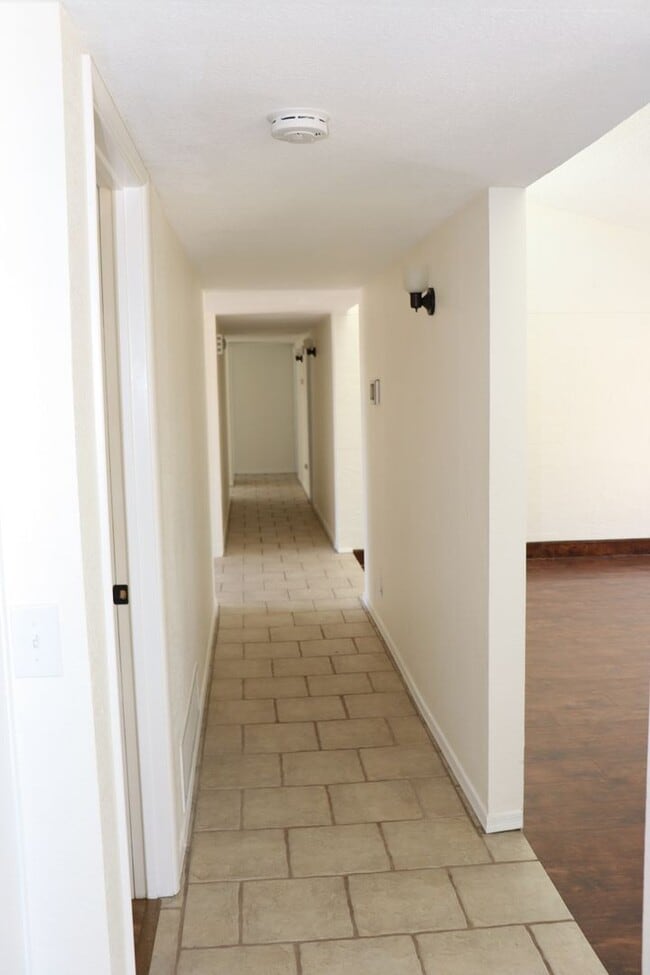 Building Photo - 5 Bedroom, 2 Bathroom