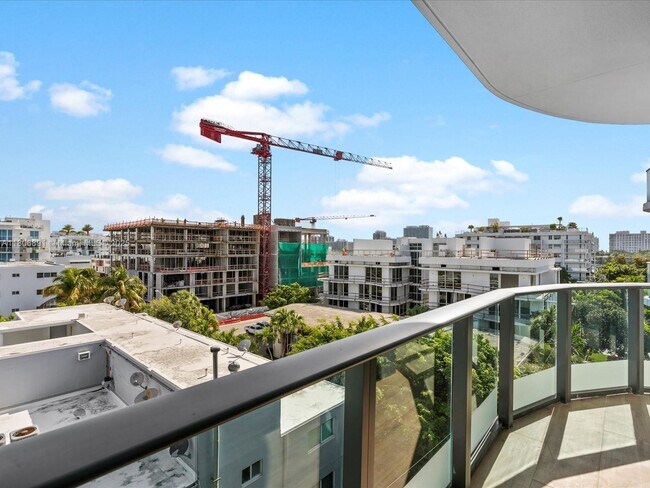 Building Photo - 9901 W Bay Harbor Dr