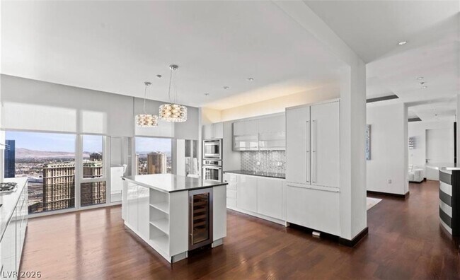 Building Photo - 3750 S Las Vegas Blvd