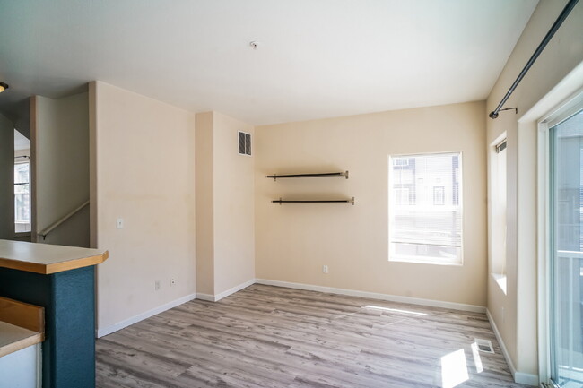 Building Photo - Charming Townhome Condo 3 Bedrooms / 2.5 B...