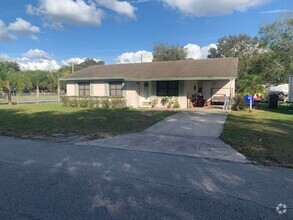 Building Photo - Charming 3 bedroom/1.5 bath Fenced Home in...