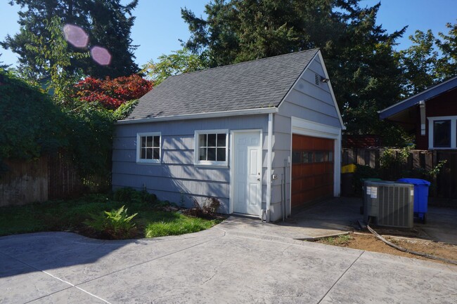 Building Photo - SE Portland 4 bedroom 2 bathroom Jewel