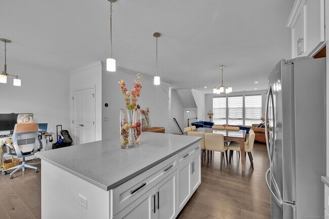 Building Photo - 8 Brentwood Cir