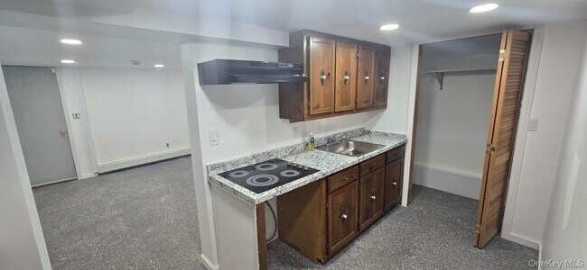 Building Photo - 51 Peconic St