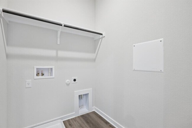 Building Photo - 2332 Delano Dr