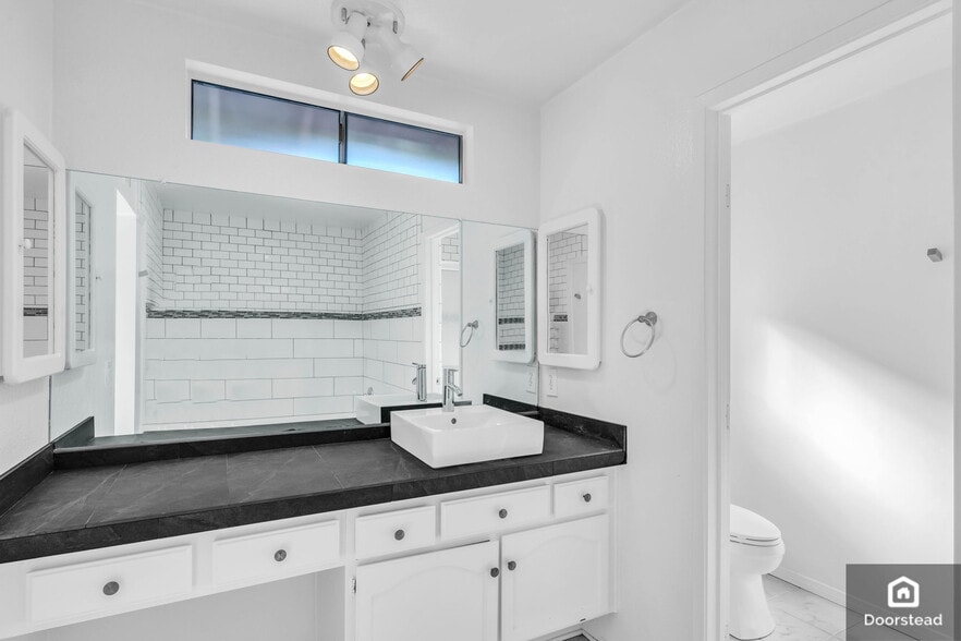 Building Photo - 7239 Balboa Blvd