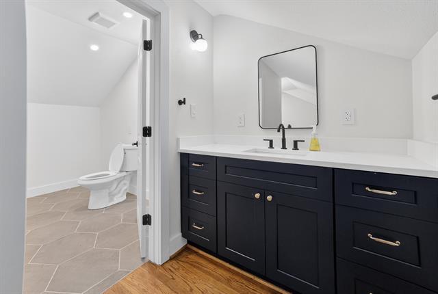 Building Photo - 2560 Rogers Ave