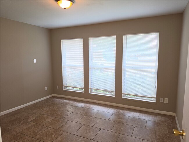 Building Photo - 9007 Glen Shadow Dr