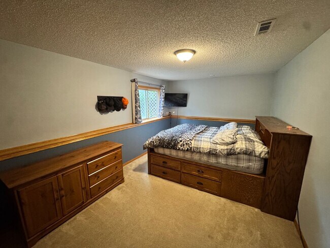Building Photo - Walk To The Lake! **Rent Special**