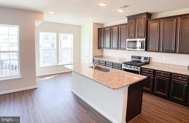 Building Photo - 12854 Cloverleaf Center Drive