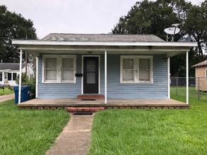 Building Photo - 120 W Foch St