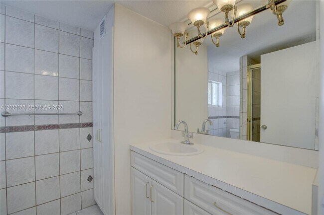 Building Photo - 616 SW 11th Ct
