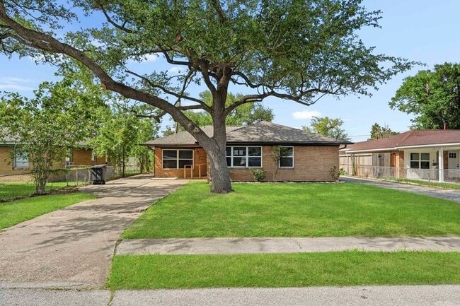 Building Photo - 2409 Estate Dr