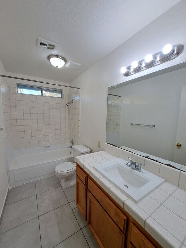 Building Photo - Charming Fresno Home with Beautiful Curb Appeal!