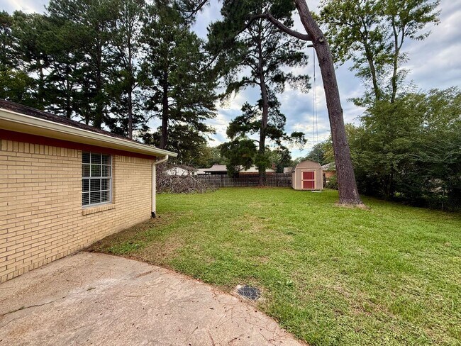 Building Photo - 3/2 Available for Rent in Madison!