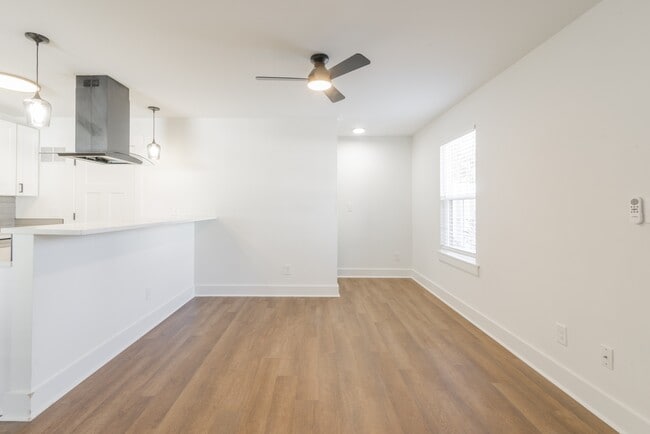 Building Photo - 404 Kirby Dr