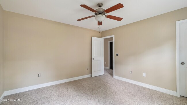 Building Photo - 110 Queens Cove Way