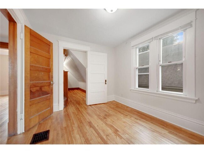 Building Photo - 804 Hawthorne Ave E