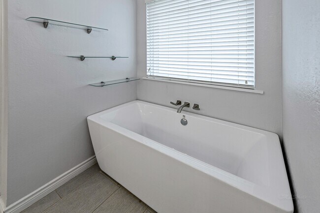 Building Photo - 902 Fairgate Dr