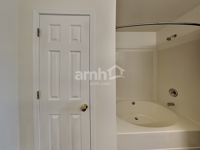 Building Photo - 5902 Carolina Manor Ct