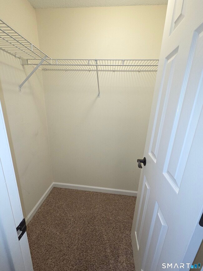 Building Photo - 12 W Meadow Ln