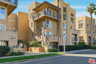 Building Photo - 5831 Seawalk Dr