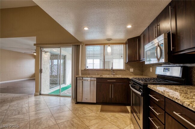 Building Photo - 3956 Clear View Dr