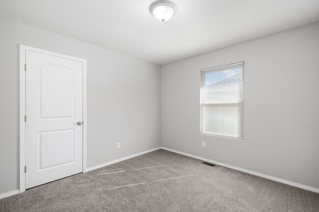 Building Photo - 4 Bedroom Home in Willard School Districts