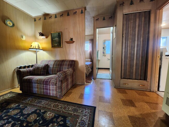 Building Photo - SKI LEASE: Close to Bus Line, Full Kitchen, 2 Living Areas